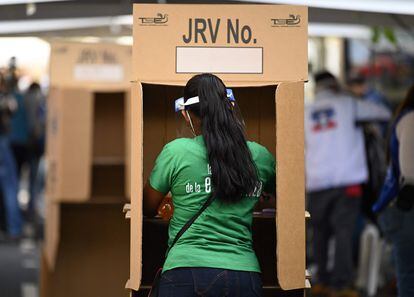 Una mujer emite su voto en las elecciones legislativas de El Salvador, este domingo.