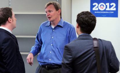 Jim Messina, al centro, en 2010, cuando dirigía la campaña de reelección del presidente estadounidense Barack Obama, en Chicago (EEUU).