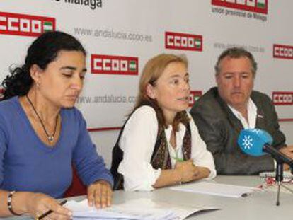 Luisa Domínguez (UGT), Rosa Rodríguez y Enrique Moyano (ambos de CCOO) en una conferencia de prensa sobre los recortes de Estepona.