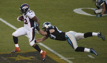 C.J. Anderson de los Broncos de Denver (izq.) es tacleado por Luke Kuechly, de los Panthers (der.).