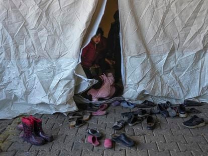 Un niño sirio en el interior de una tienda de campaña utilizada como refugio en un mercado público en el distrito de Islahiye de Gaziantep, en febrero de 2023.