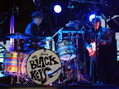 La banda de rock norteamericana The Black Keys durante su actuación en la última jornada del Festival rock BBK Live.