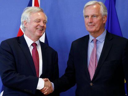 David, negociador británico (izquierda), y Barnier, su homólogo de la UE (derecha).