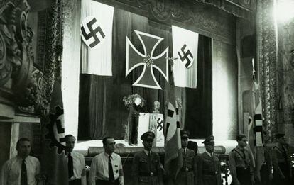 Celebración del Día de los Caídos en el teatro Tívoli de Barcelona, e 14 de marzo de 1943.