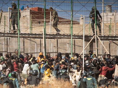 Migrantes africanos junto a la valla de Melilla, el 24 de junio.