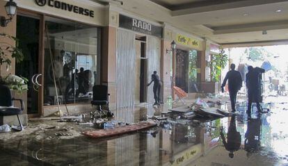 Trabajadores de las tiendas afectadas por el asalto terrorista comienzan a limpiar sus locales en el Westgate de Nairobi, 1 de octubre de 2013.