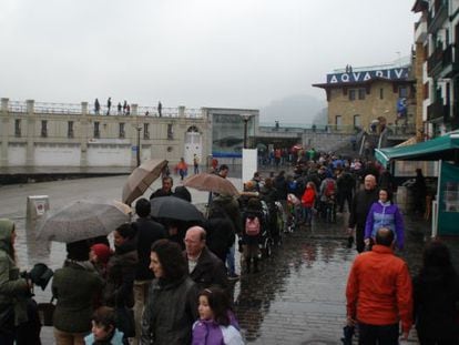 Decenas de personas aguardan esta mañana para acceder al Aquarium.