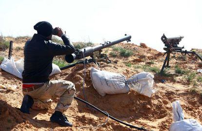 Un miliciano de Amanecer Libio, en un puesto a 30 kil&oacute;metros de Tr&iacute;poli.