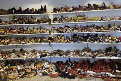 Zapatos acumulados en una tienda del centro de Madrid el pasado 12 de agosto. / REPORTAJE GRÁFICO DE DAVID EXPÓSITO