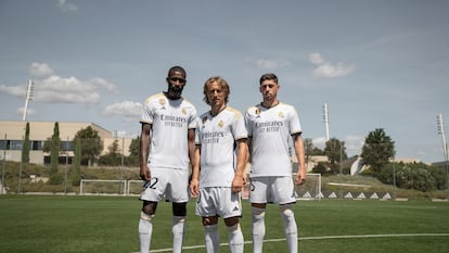 Cantabria Labs, en colaboración con el Real Madrid CF, ha presentado su nueva campaña con la que pretende concienciar sobre la importancia de cuidar la salud de la piel promoviendo una vida saludable bajo el sol. En esta ocasión, los protagonistas son los futbolistas del equipo blanco Antonio Rüdiger, Luka Modrić y Fede Valverde (en la foto). La acción se enmarca dentro de la campaña Déjate la piel en lo importante, protégete del sol, que la firma lanzó en 2020 junto a su embajador, Rafa Nadal.