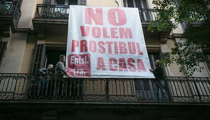 Una enorme pancarta contra un prostíbul en un immoble del carrer de València.