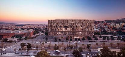 Imagen simulada de la fachada del nuevo edificio Vall d´Hebron, que empezará a construirse en 2024, frente al hospital general de la entidad.