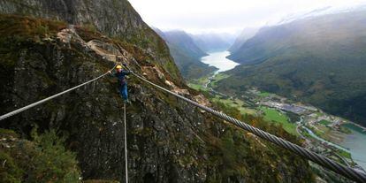 Puente de tres cables con el valle Kjenndalen al fondo.