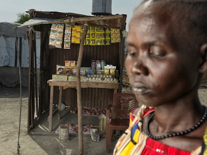 Nyamoses Thong Tuor, de 40 años, afuera de su tienda en el Sitio C de Bentui para personas desplazadas por las inundaciones. “Donde vivo, no hay toallas sanitarias ni ropa interior”.