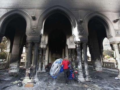Una persona inspecciona los restos de la mezquita de Rabaa al Adauiya