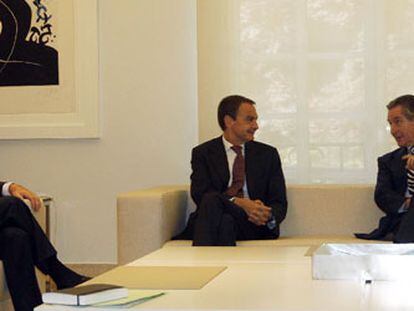 El presidente del Gobierno, José Luis Rodríguez Zapatero, entre Francisco González (BBVA), a la izquierda, y Miguel Blesa (Caja Madrid).
