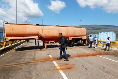 Contenedores permanecen bloqueando el Puente de Tienditas que conecta el estado Táchira (Venezuela) con el departamento de Norte de Santander (Colombia).