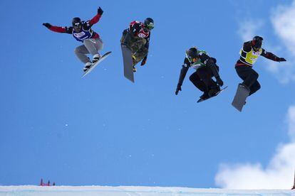 Los riders, el japonés Shinya Momono, el español Lucas Eguibar, el estadounidense Hagen Kearney y el canadiense Christopher Robanske durante la final de la Copa del Mundo de Snowboard Cross disputada en Baquira Beret (Lleida).