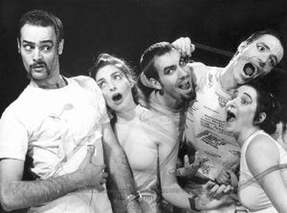 La compañía de teatro El Montacargas, que cumple 25 años en activo, en uno de sus primeros montajes.