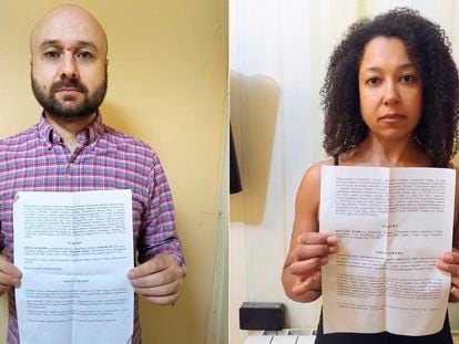 Evgueni Irzhanski y su esposa Elizabeth, ciudadanos rusos residentes en Serbia y críticos con la invasión de Ucrania, muestran sus documentos de expulsión, el viernes 8 de septiembre, en Belgrado.