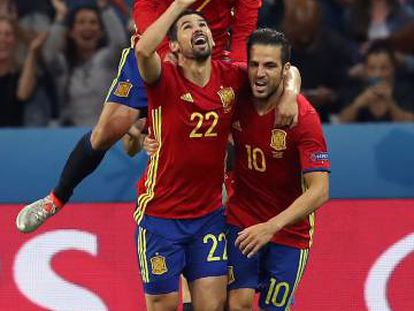 Nolito celebra su gol con Morata y Cesc.