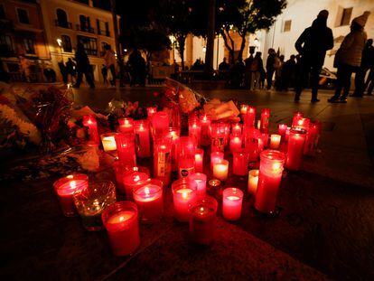 Velas encendidas en recuerdo del sacristán fallecido el pasado miércoles durante los ataques a dos iglesias en Algeciras (Cádiz).