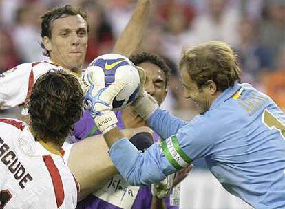 El portero Arnau, rodeado de jugadores