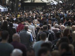 Aspecto de la jornada de Sant Jordi del año pasado en La Rambla de Barcelona.