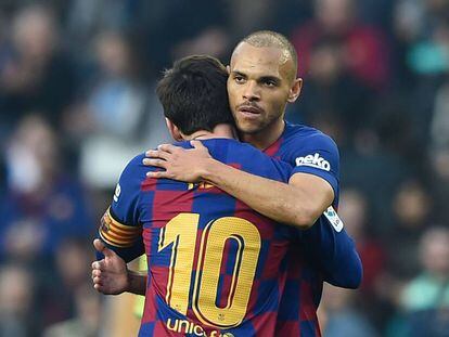 Braithwaite celebra con Messi el cuarto gol del Barcelona.