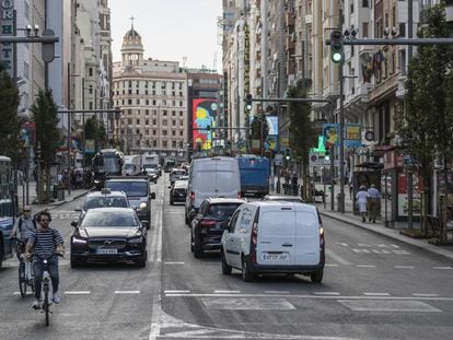 Un ciclista ayer en Gran Vía, eje de Madrid Central.