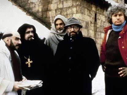 Los actores Frank Murray Abraham, Michael Lonsdale y Sean Connery, junto a Umberto Eco y el director Jean-Jacques Annaud, en el rodaje de &#039;El nombre de la rosa&#039;, en 1986.