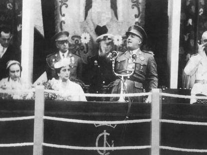 Francisco Franco en la inauguraci&oacute;n de &Aacute;gueda, junto a &eacute;l est&aacute;n Carrero Blanco, L&oacute;pez Bravo, Carmen Polo y Serrano Su&ntilde;er.