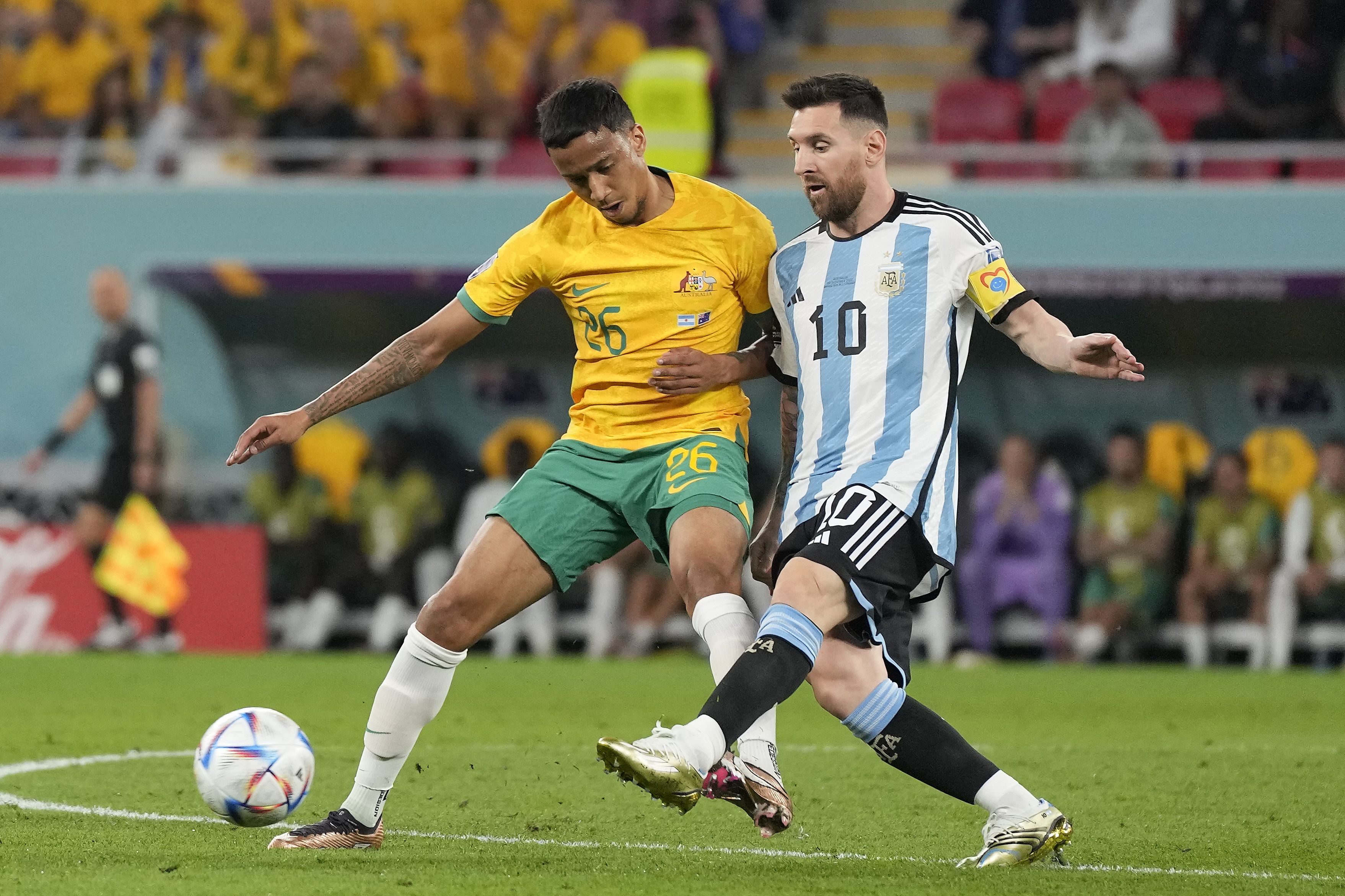 Messi juega el balón ante Baccus.