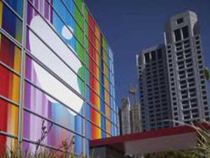 Vista de una fachada con el logo de Apple en el Centro Yerba Buena para las Artes, en San Francisco.