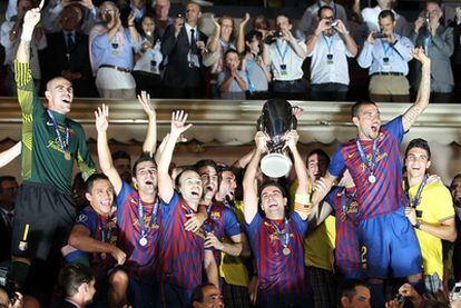 Xavi alza la Supercopa de Europa rodeado por sus compañeros.