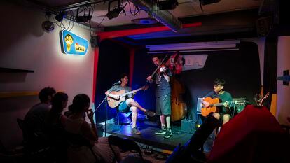 Jam session de los 'martes manouche' del Soda Acoustic Bar en Barcelona.