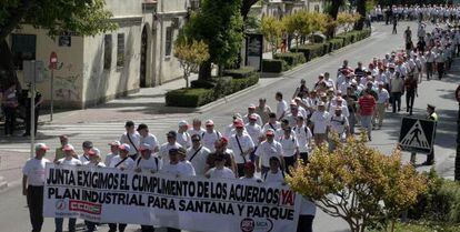 Extrabajadores de Santana, durante la protesta de este viernes en Linares.
