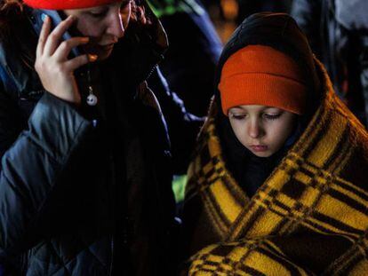 Refugiados ucranianos con niños llegan a la estación de tren de Przemysl (Polonia).