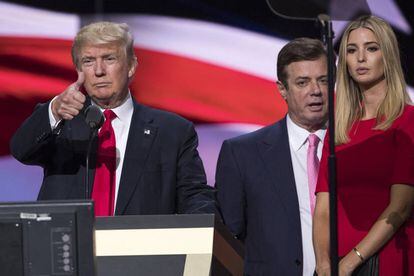 Paul Manafort junto a Donald Trump y su hija Ivanka en la Convenci&oacute;n republicana de Agosto. 