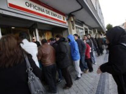 Parados haciendo cola en una oficina de empleo de Madrid