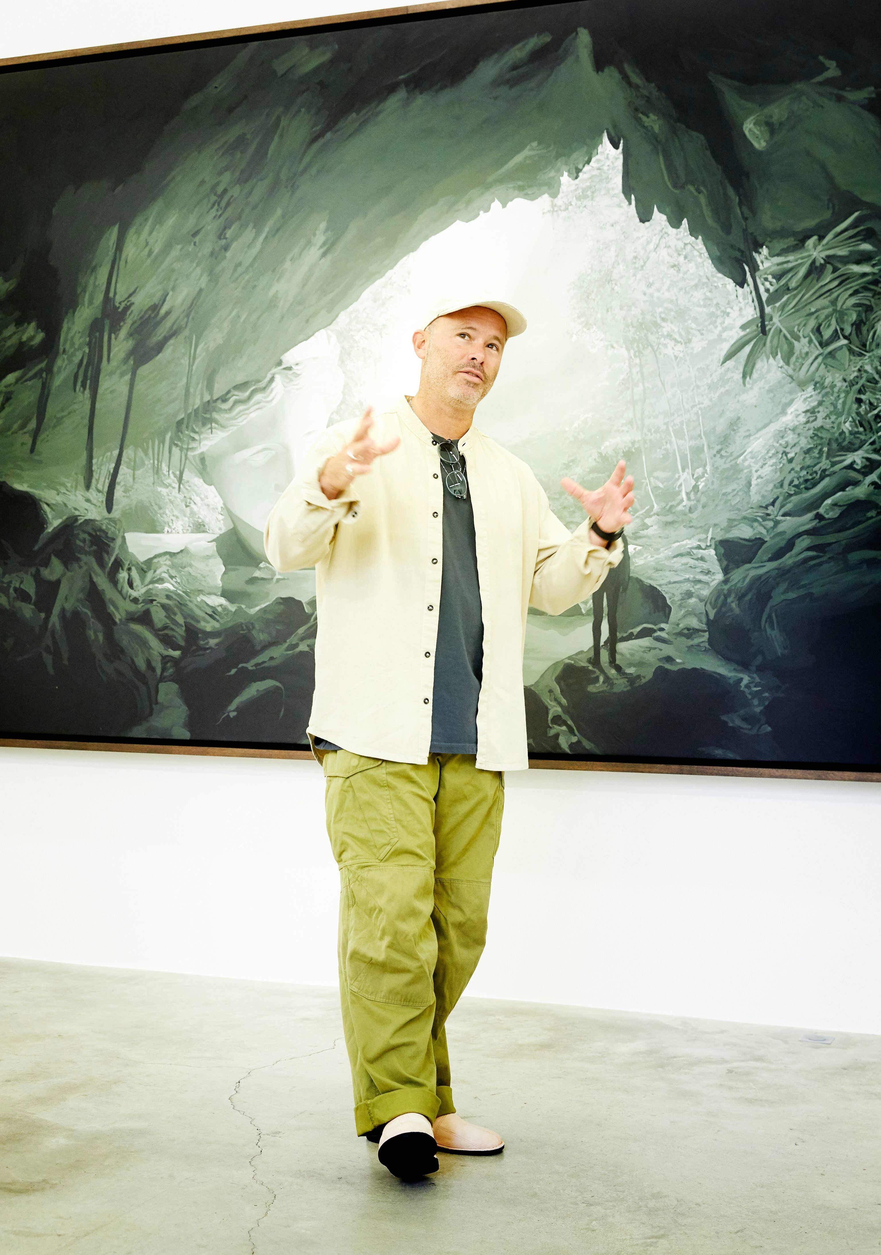 El artista, en la galería Perrotin de París, con su obra 'Cenote of the Sublime, Rhône'(2023). 