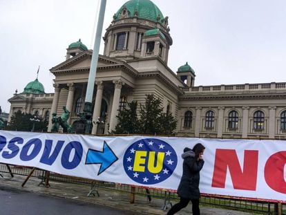 Un cartel sobre la entrada de Kosovo en la UE, en febrero de 2018 en Belgrado.