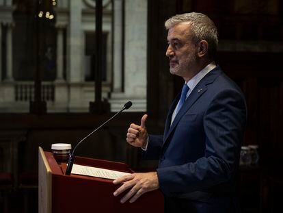 El alcalde de Barcelona, el mes pasado, en la rueda de prensa de presentación de los concejales y comisionados de su gobierno municipal.