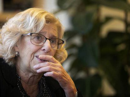 La alcaldesa de Madrid, Manuela Carmena, durante una entrevista en su despacho del Ayuntamiento, en noviembre pasado.