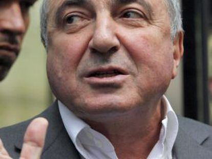 Boris Berezovsky habla con la prensa a la salida de un tribunal de Londres el 31 de agosto de 2012.