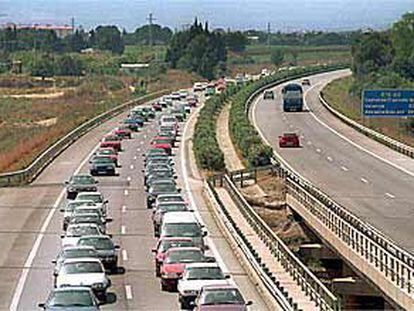 Largas colas en dirección a Barcelona, en la autopista A-7 entre Salou y Cambrils.