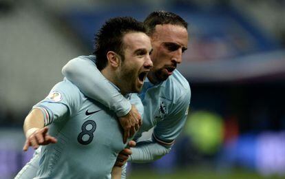 Ribéry abraza a Valbuena tras el gol de este ante Georgia.