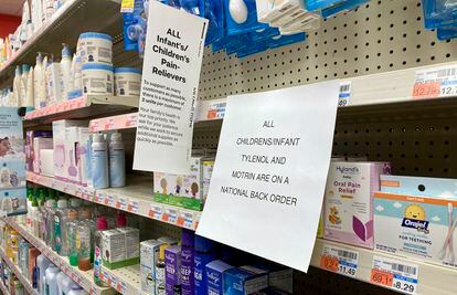 Un aviso del racionamiento de dos antipiréticos para niños, el 18 de diciembre en una farmacia de Greenlawn (Nueva York).