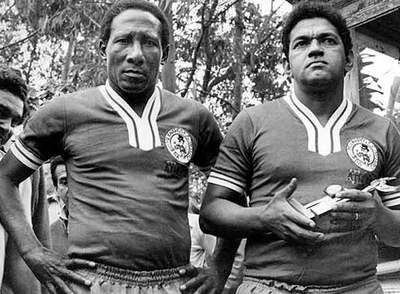 Nilton Santos (a la izquierda) y Garrincha, durante un homenaje a este último.