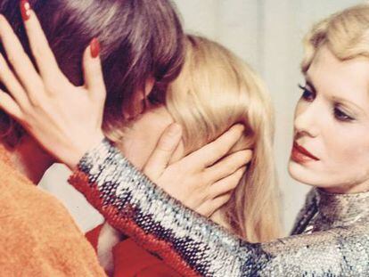 John Karlen, Danielle Quimet y Delphine Seyrig en Les lèvres rouges (El rojo en los labios, 1971).